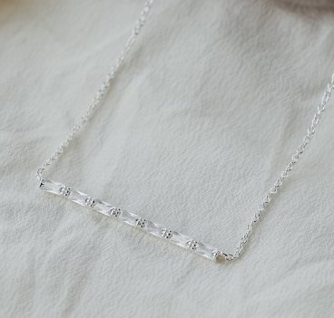 Horizontal Poise Necklace, Glee