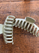 Load image into Gallery viewer, Large Hair Claws 4&quot;
