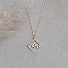 Load image into Gallery viewer, Ridge Necklace
