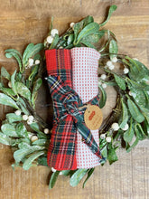 Load image into Gallery viewer, Set Plaid Tea Towels
